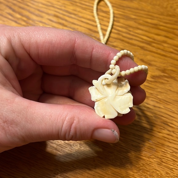 Vintage White Flower Necklace -  18 inches - Picture 3 of 4